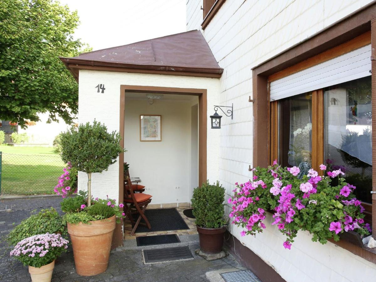 Apartment With Terrace And Pool In The Garden Pracht Eksteriør bilde