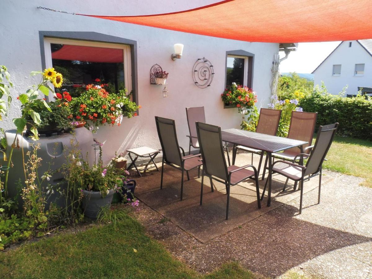 Apartment With Terrace And Pool In The Garden Pracht Eksteriør bilde